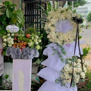0109202633 - combo giỏ trái cây và kệ hoa chia buồn