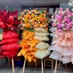 1410202620 - kệ hoa tone cam vàng rực rỡ