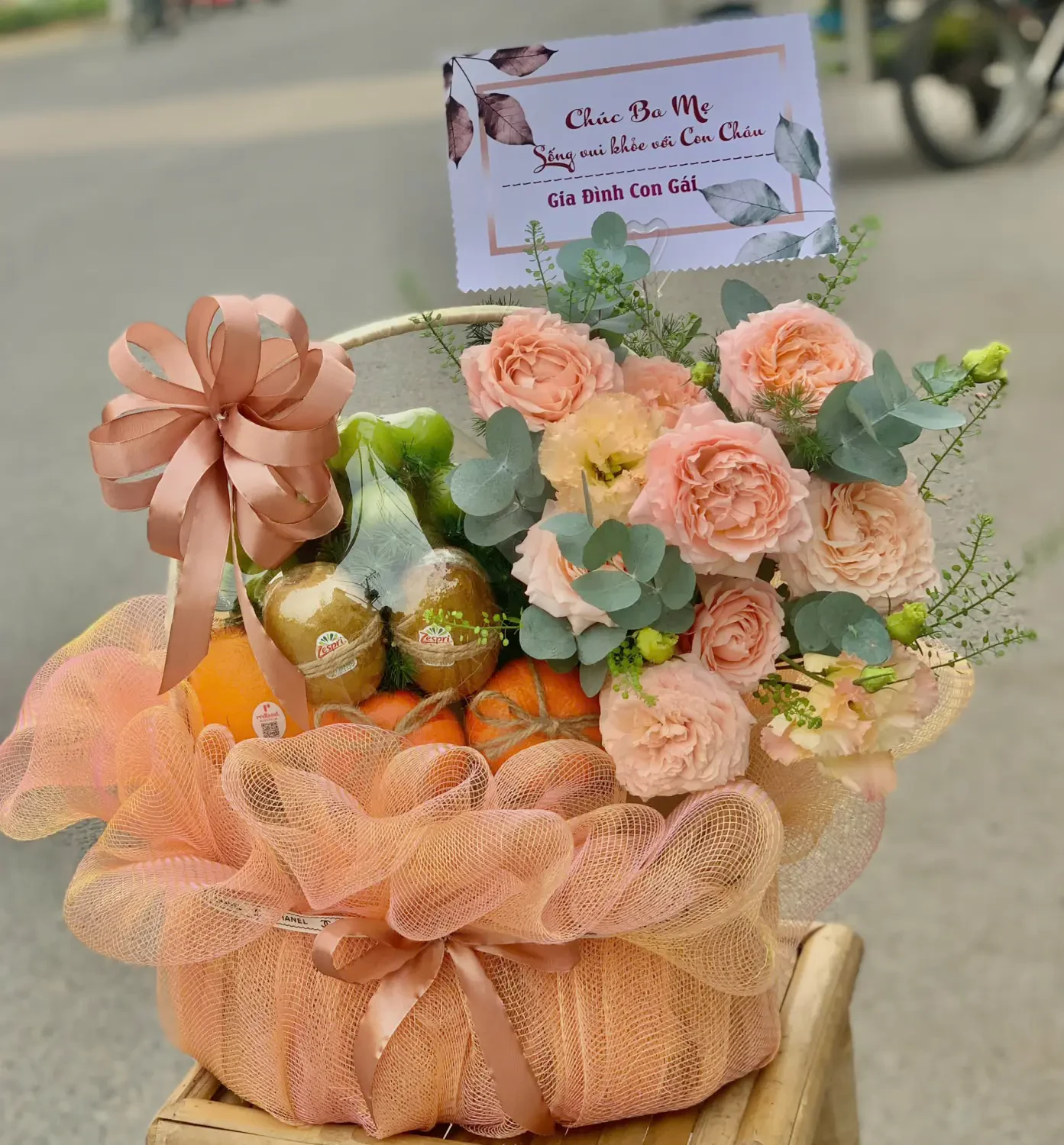 Nghệ thuật Sắp xếp và Vật liệu Đóng gói - hoa và trái cây nhà Hadi Garden