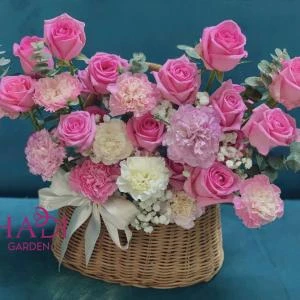 Giỏ hoa tone hồng ngọt ngào