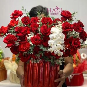 Hộp hoa hồng tone đỏ mix lan hồ điệp