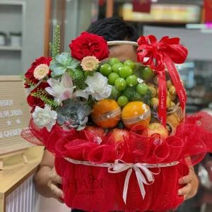 HD27 - Giỏ trái cây tone đỏ mix hoa tươi , sen đá