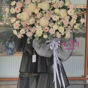 Kệ hoa chia buồn tone trắng hiện đại