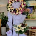 25102514 - Kệ hoa chia buồn mix lan tone tím