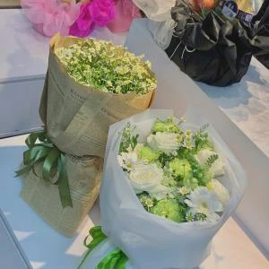 01122512 - Bó hoa tốt nghiệp tone xanh