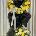 27122506 - kệ hoa chia buồn tone vàng hiện đại