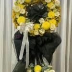 27122506 - kệ hoa chia buồn tone vàng hiện đại