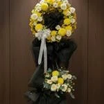 27122506 - kệ hoa chia buồn tone vàng hiện đại