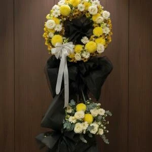 27122506 - kệ hoa chia buồn tone vàng hiện đại