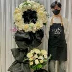 27122508 - kệ hoa chia buồn hiện đại tone trắng