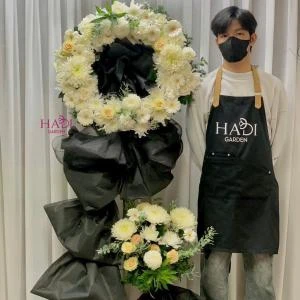 27122508 - kệ hoa chia buồn hiện đại tone trắng