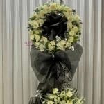 27122508 - kệ hoa chia buồn hiện đại tone trắng