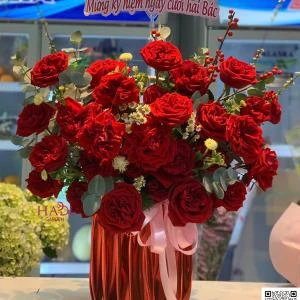 14112514 - Giỏ hoa tone đỏ rực rỡ