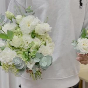 01012621 - Bó hoa cưới cầm tay thanh lịch