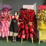 21012603 - kệ hoa khai trương tone đỏ