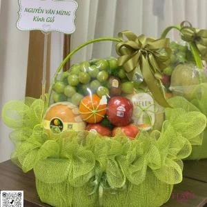 23022612 - giỏ trái cây kính giỗ tone xanh