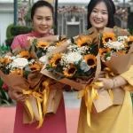 24022608 - bó hoa hướng dương tốt nghiệp - đại hội