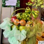 24022642 - giỏ trái cây tone xanh bơ