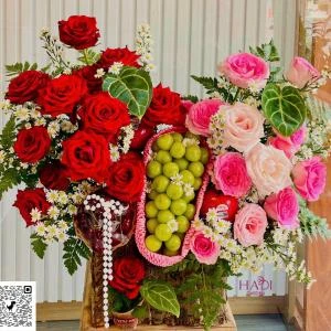 24022642 - giỏ trái cây mix hoa sang trọng