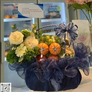 24022636 - giỏ trái cây tone xanh dương mix wisky