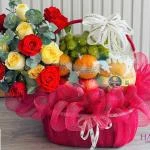 24022627 - giỏ quả kèm hoa