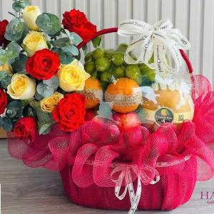 24022627 - giỏ quả kèm hoa