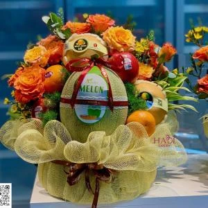 24022650 - khay trái cây mix hoa kính dâng sang trọng