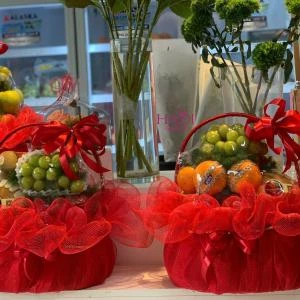 24022652 - giỏ trái cây tone đỏ siêu sang