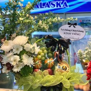 07042525 - giỏ trái cây kính viếng mix hoa