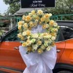 07042526 - kệ hoa victỏ vàng chia buồn hiện đại