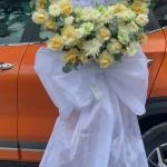 07042526 - kệ hoa victỏ vàng chia buồn hiện đại