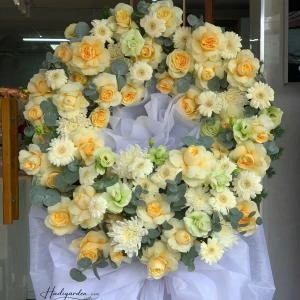 07042526 - kệ hoa victỏ vàng chia buồn hiện đại