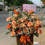 24082602 - giỏ hoa tone vàng cam