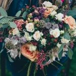 Cách cắm hoa kết hợp với phụ kiện: Sử dụng lá, cành khô và quả để trang trí thêm