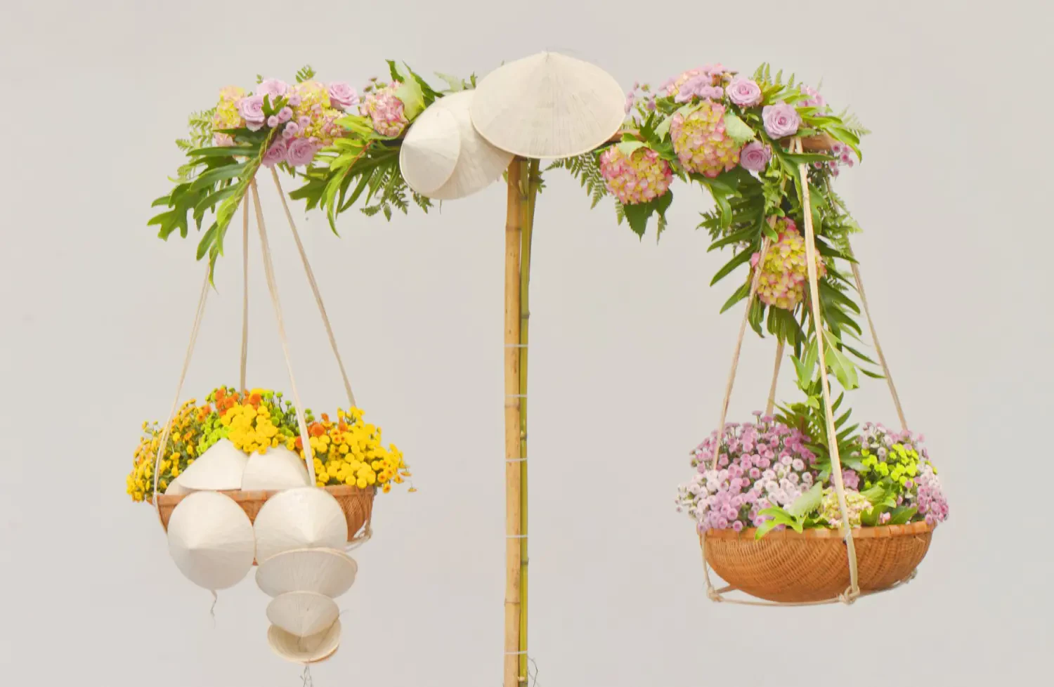 Cách cắm hoa kết hợp với phụ kiện2