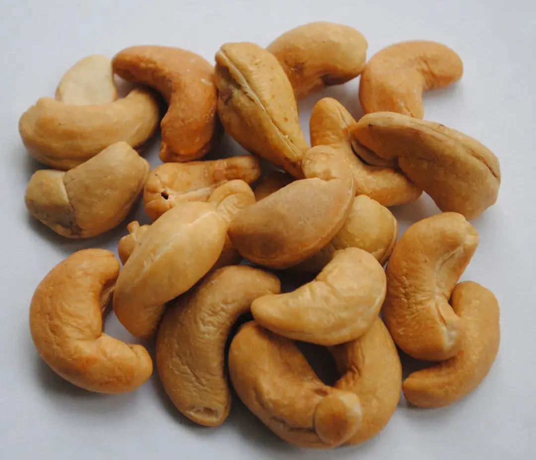 Hạt điều (phần quả thật) gắn liền với Cashew Apple