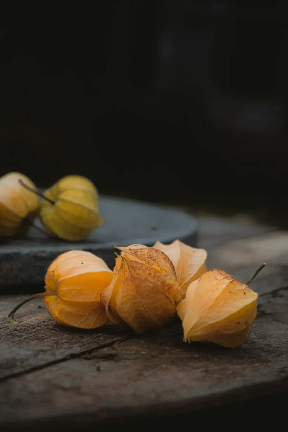 Dâu vàng cắt đôi lộ ra thịt quả mọng nước và hạt nhỏ