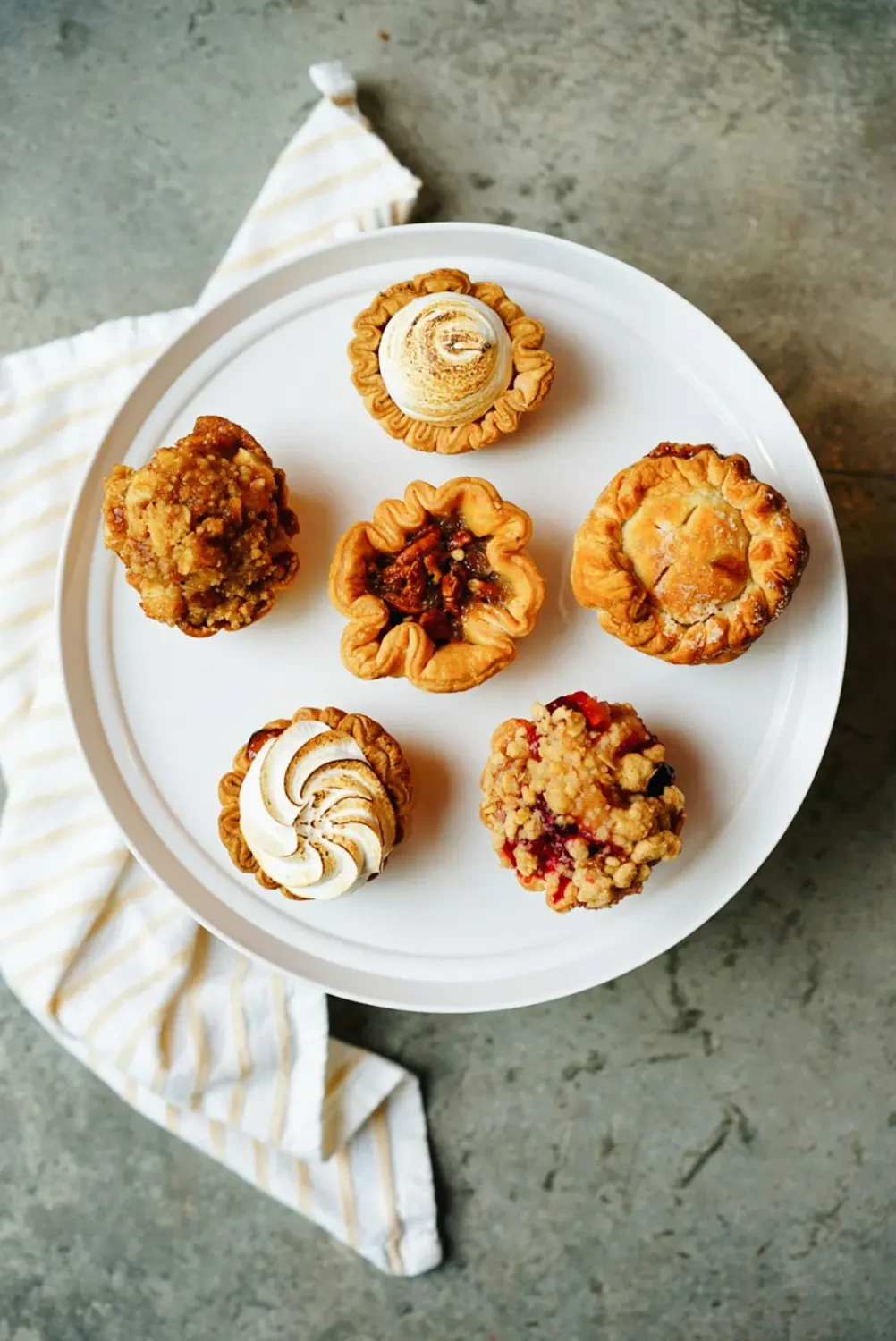 Những quả Desert lime tươi ngon trên cành