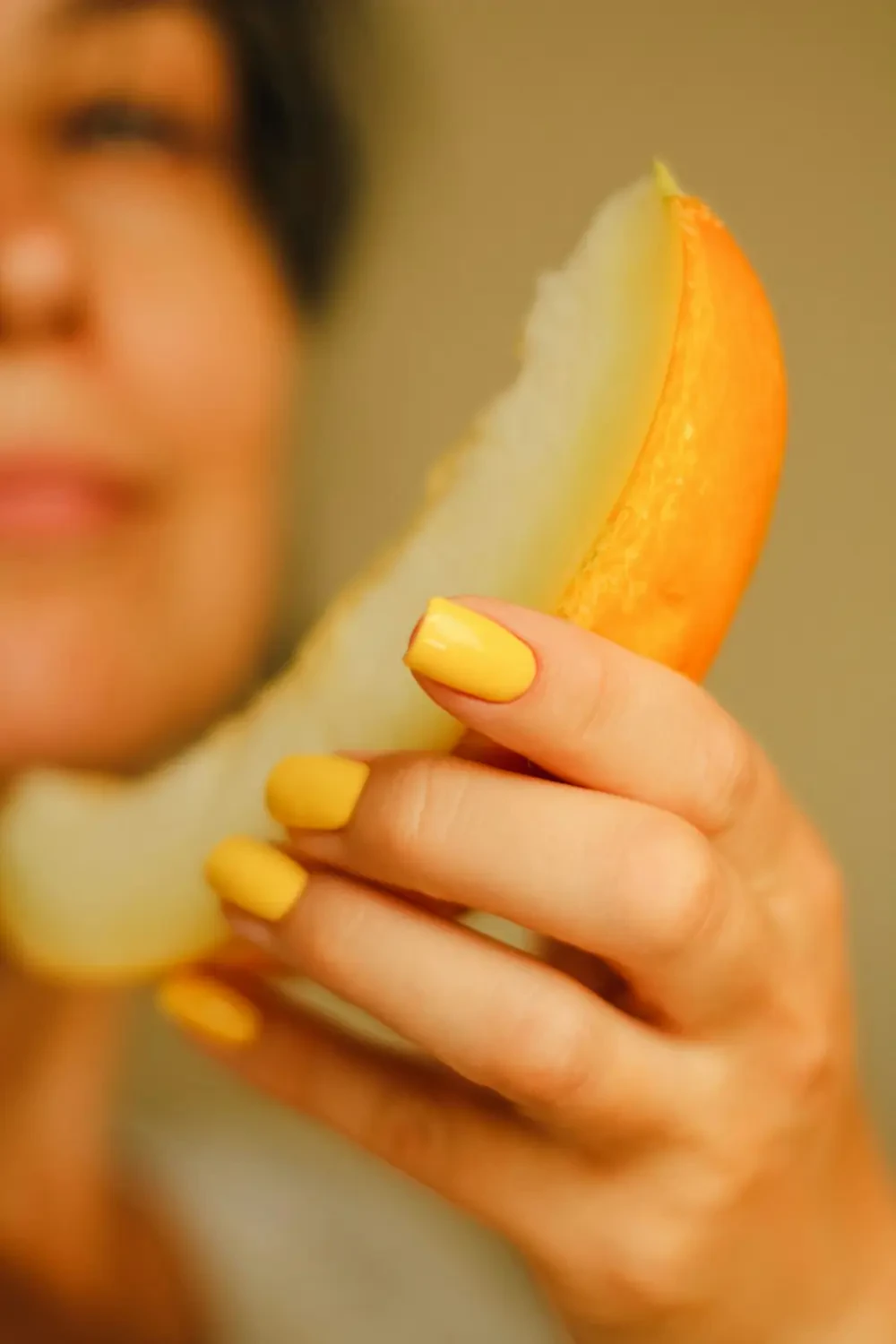 Dưa vàng nguyên quả và cắt lát