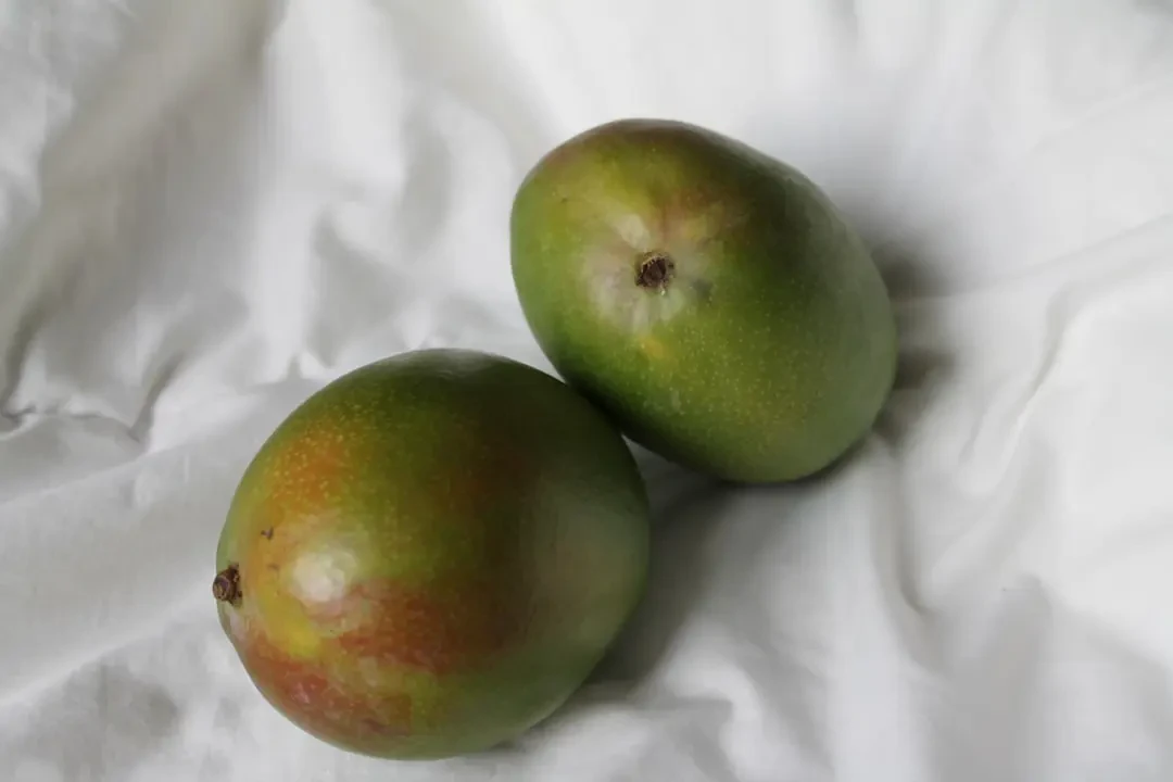 Feijoa cắt lát và trái cây khác