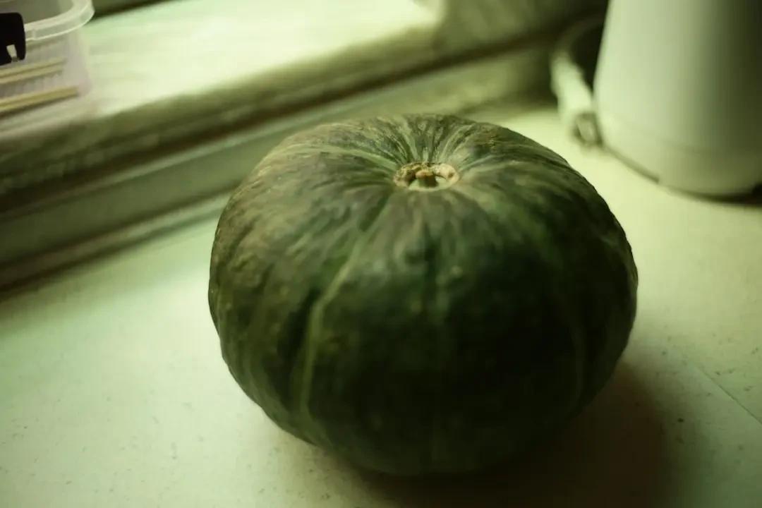 Các lát Horned Melon màu xanh mướt, hấp dẫn