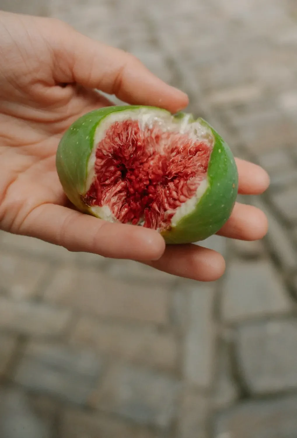 Ổi đỏ tươi ngon trên đĩa, tốt cho sức khỏe