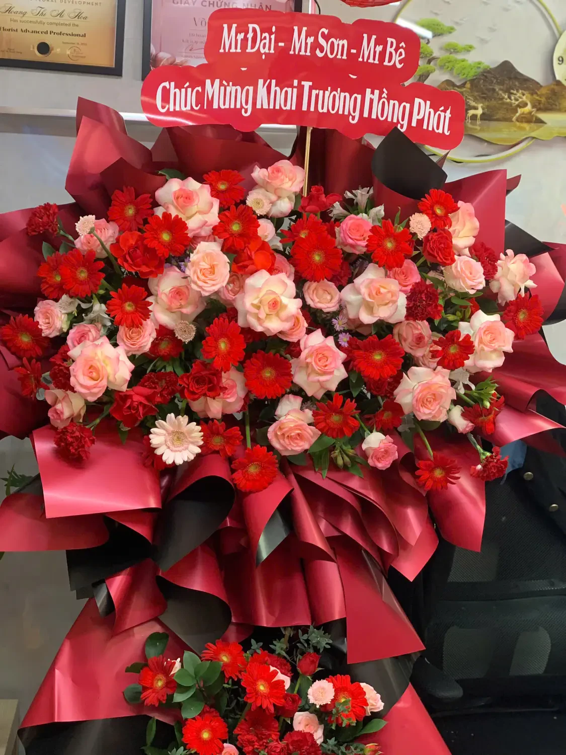 Hoa Khai Trương: Chọn Kệ Hoa Chúc Mừng Phù Hợp