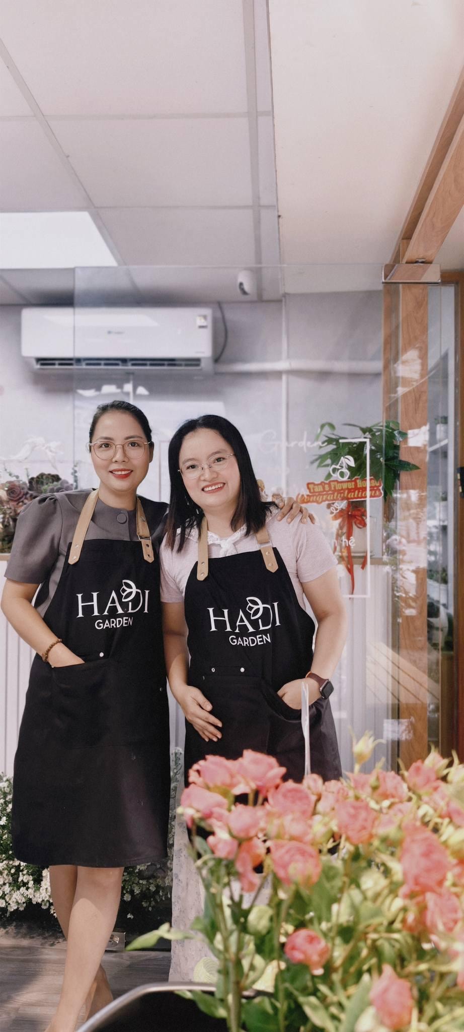 hai cô gái trẻ – Hoa và Diệu