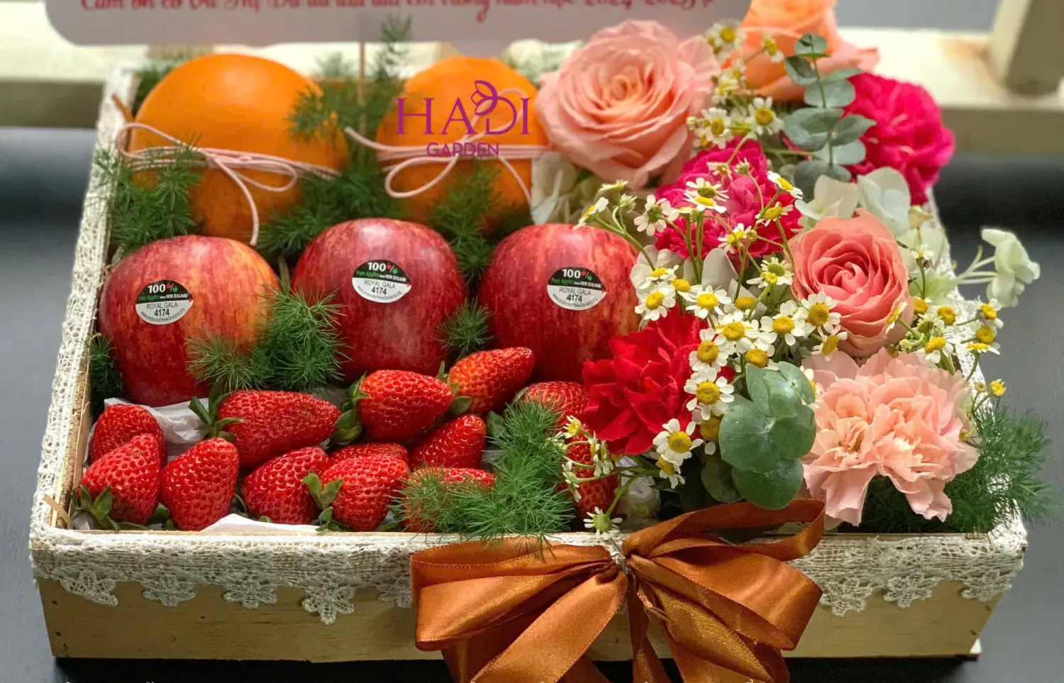 Hộp hoa hồng vàng và giỏ trái cây thanh lịch