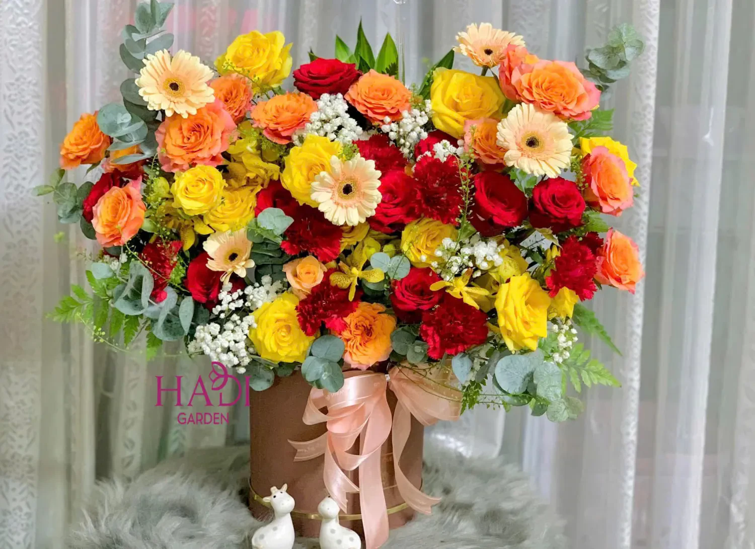 Bó hoa hồng cam và giỏ trái cây rực rỡ