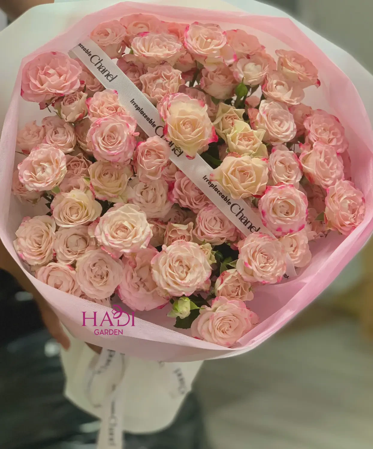 Bó hoa hồng pastel sang trọng và giỏ trái cây