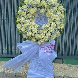 Kệ hoa hồng chia buồn trắng tinh khôi