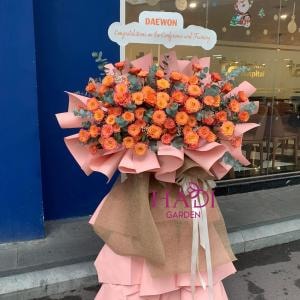 Kệ hoa khai trương tone cam hiện đại